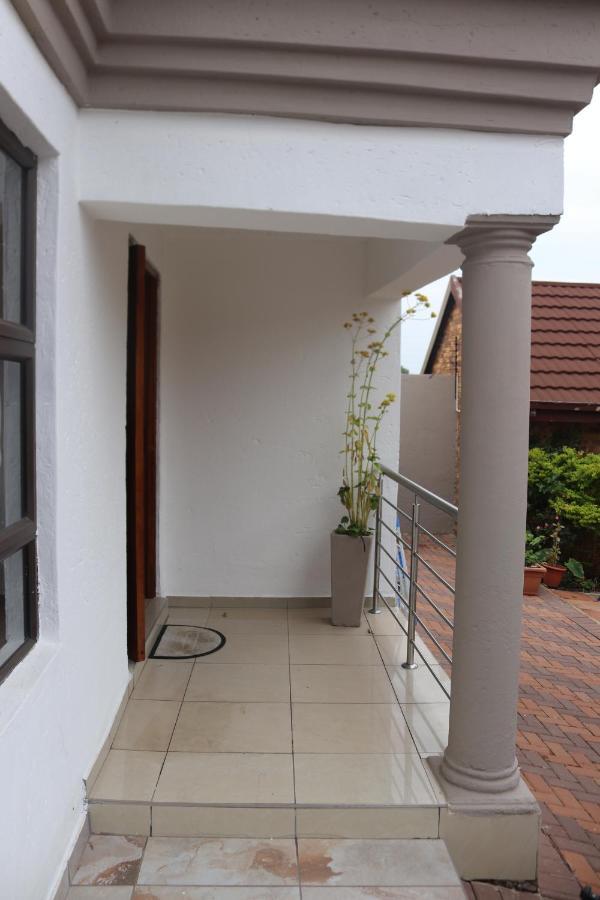 Tlelakufuma Guest House Johannesburg Dış mekan fotoğraf